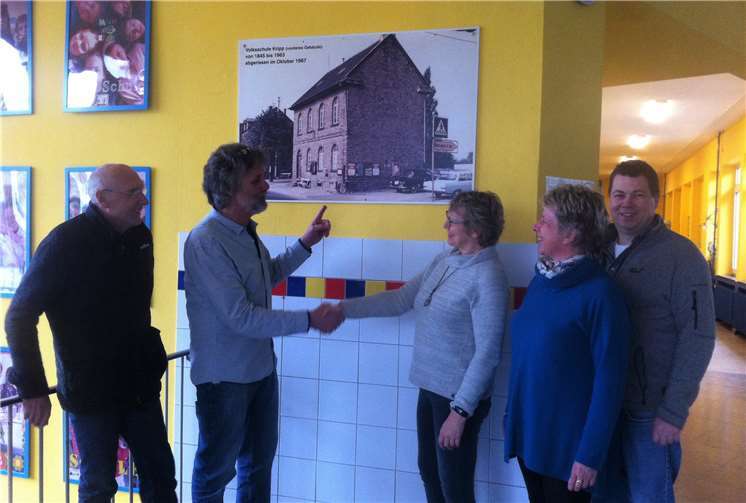 Bild der alten Volksschule ziert den Eingangsbereich der Grundschule Peter Ockenfels, Dieter Breuer (Vorsitz) Ruth Doemen und Ingo Wolf vom Traditionsverein überreichen das Bild der alten Kripper Volksschule an Rektorin Doris Rheindorf (3. v.l.). -AB-
