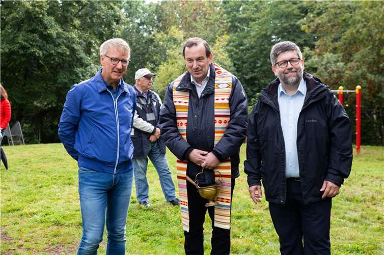 Peter Olbermann, Präsident des Lion Clubs Cochem, Pfarrer Peter Lönarz sowie der Bürgermeister der Verbandsgemeinde Cochem, Wolfgang Lambertz ins Gespräch vertieft.