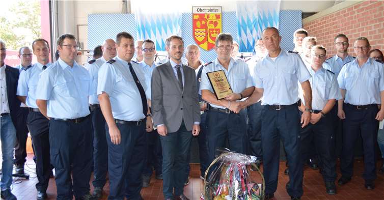 Peter Orbonz wird im Beisein von allen Geehrten und Beförderten für 40-jährige aktive Treue zur Feuerwehr von Einheitsführer Frank Noack mit Präsenten geehrt.