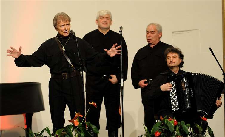 Peter Orloff (1.v. l.) und der Schwarzmeer-Kosakenchor begeistertenmit ihren Sangeskünsten das PublikumFix