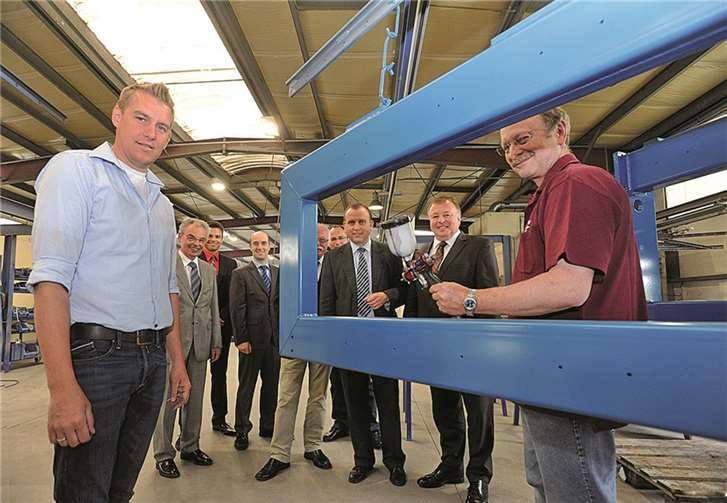 Peter Paffenholz (rechts) gibt die Lackierpistole demnächst weiter an Andreas Voos (li.). Der Kreis Ahrweiler mit Dr. Jürgen Pföhler (2.v.re.) hilft bei Fragen der Unternehmensnachfolge, Johannes Siemes (2.v.li.) berät KBN. KV-AW