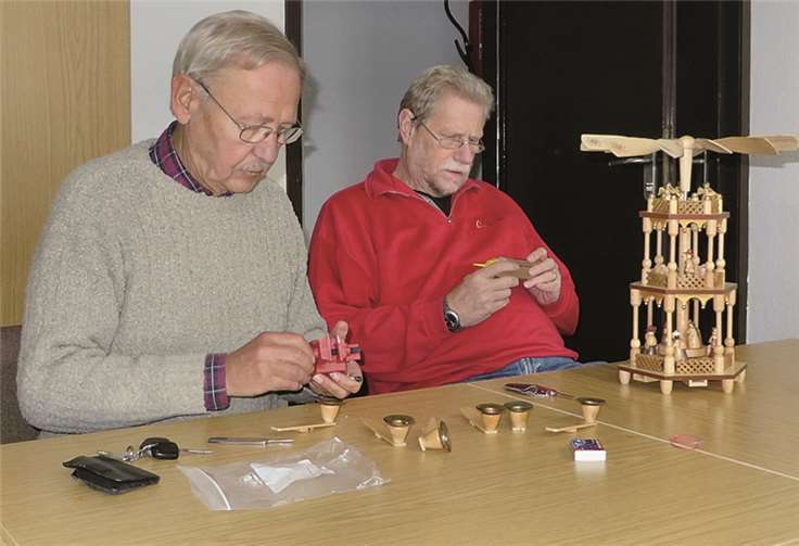 Peter Quabis und Walter Langer bei einer Reparatur einer Weihnachtspyramide. privat