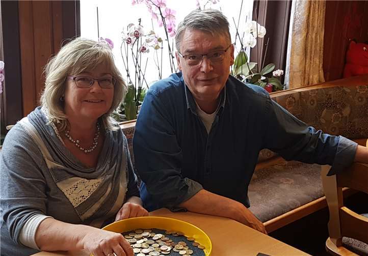 Peter Quirmbach und die Inhaberin des Gasthauses Silvia Hofmann beim Leeren der Sammeldose.Foto: privat