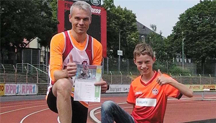 Peter Raueiser (links) und „Coach“ Lucas Raueiser freuen sich über geschaffte 400 und 200 Meter DM-Norm.privat