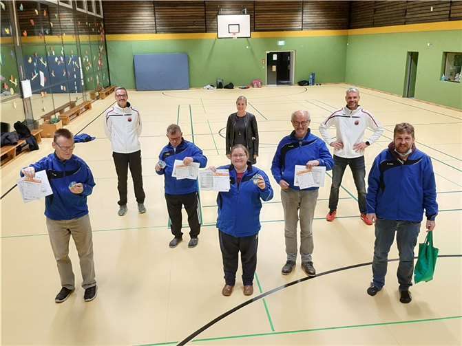 Peter Raueiser und Markus Dax überreichten drei goldene und zwei silberne Sportabzeichen an die Sportler von Kloster Ebernach.Foto: privat