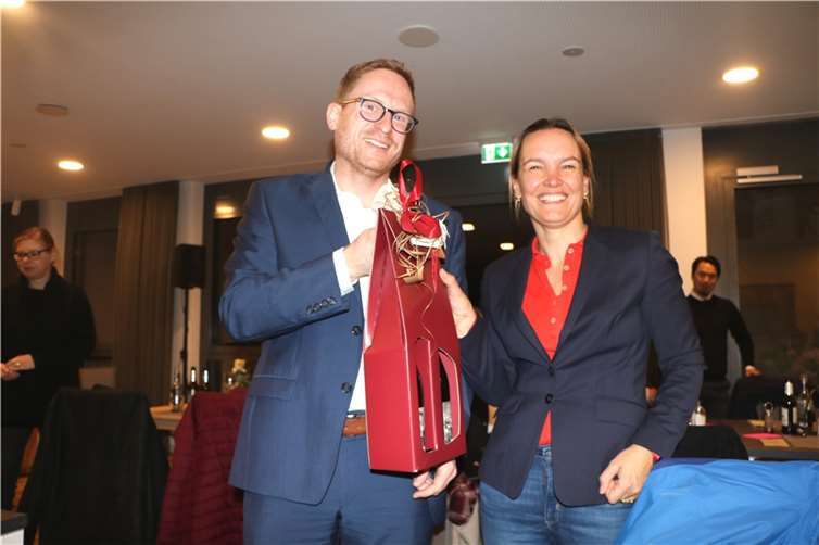 Peter Ropertz bedankt sich mit einem Weinpräsent bei Elisabeth Schloten. Fotos: privat