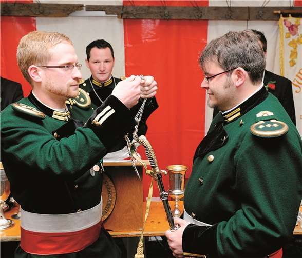 Peter Ropertz übergibt sein Hauptmannsamt an Bastian Friedrich.