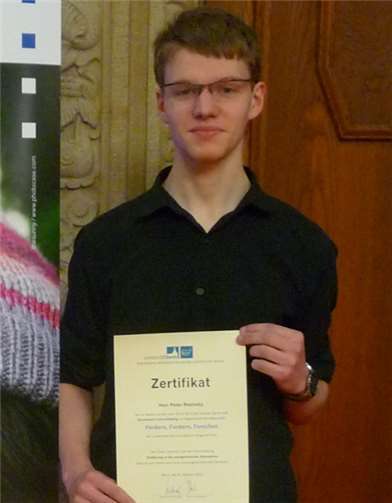 Peter Rosinsky freut sich über sein Zertifikat.