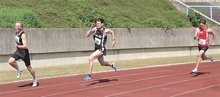 Peter Rübennach (Mitte, in Schwarz) legt durch einen enorm schnellen Kurvenlauf die Grundlage für das Unterschreiten der Qualifikationsnorm der Deutschen Seniorenmeisterschaft. privat