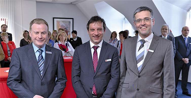 Peter Schaaf (l.), Vorstandsvorsitzender der Kreissparkasse Mayen und Vorstandsmitglied Karl-Josef Esch (r.) begrüßten Frank Mörsch herzlich. privat