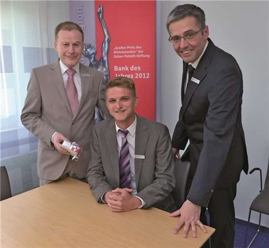 Peter Schaaf (links) sowie die Karl-Josef Esch (rechts), Vorstand der Kreissparkasse Mayen, gratulierten Jörg Münch zum Studienabschluss. privat