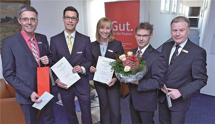 Peter Schaaf (r.) und Karl-Josef Esch (l.) vom Vorstand sowie Karl-Heinz Nigbur, Personalleiter der Kreissparkasse Mayen, gratulierten Anne Mechlinski und Stephan Heinz zum Studienabschluss. privat