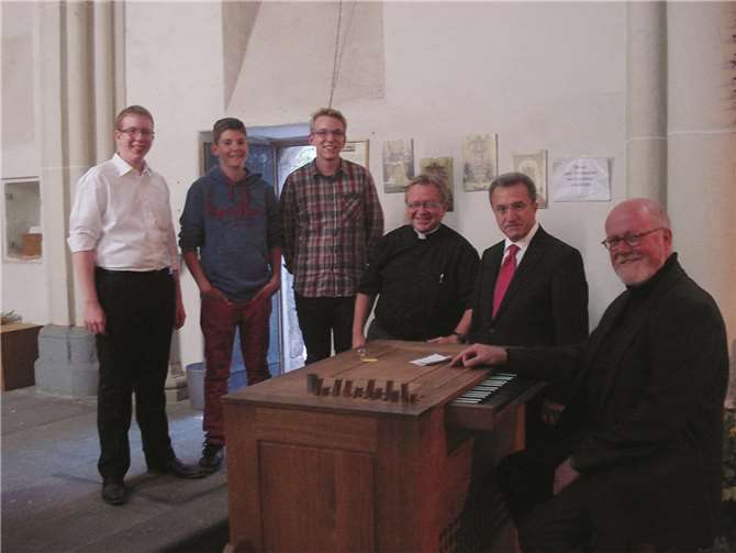Peter Schäfer (2.v.r.), Vertreter der Volksbank, Pastor Ralf Birkenheier (Bildmitte) und Organist Klaus Schorn zeigten sich erfreut über die neue Truhenorgel der Fraukirch. privat