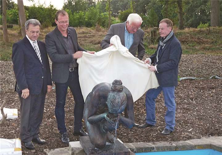 Peter Schäfer, Volksbank RheinAhrEifel, Bürgermeister Jörg Lempertz, Eigentümer Peter Frings und Peter Schaaf, Kreissparkasse, nahmen an der feierlichen Enthüllung der „Schönen Regina“ teil.