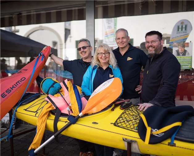 Peter Schlecking, Gisela und Marco Wrobel sowie Markus Weller (v.l.) blicken erwartungsvoll der neuen Paddelsaison entgegen. Foto: Christoph Geron