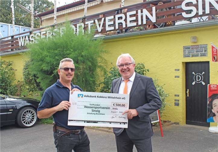 Peter Schlecking (l.) freute sich über die Finanzspritze, die Heinz Engels überbrachte. Volksbank Koblenz Mittelrhein eG