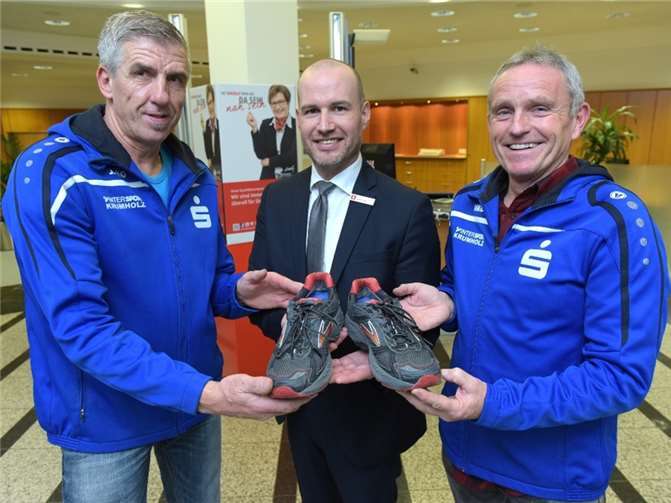 Peter Schlich, Oliver Löhr (KSK-Filialleiter, Mendig) und Kalle Schuster präsentieren symbolisch die Laufschuhe. privat