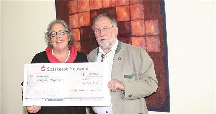 Peter Schmalebach überreicht Susan Sprague-Wessel, Vorsitzende des Neuwieder Hospizvereins, einen Scheck in Höhe von 1.000 Euro, um die Arbeit des Neuwieder Hospiz-Vereins zu unterstützen. privat