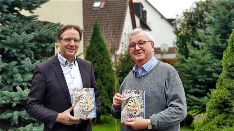 Zum Jahreswechsel im neuen Heimatbuch schmökern Peter Schmorleiz (re.) und Horst Hohn gehören seit vielen Jahren zum Autorenteam des Heimatbuches des Landkreises Mayen-Koblenz.Foto: privat
