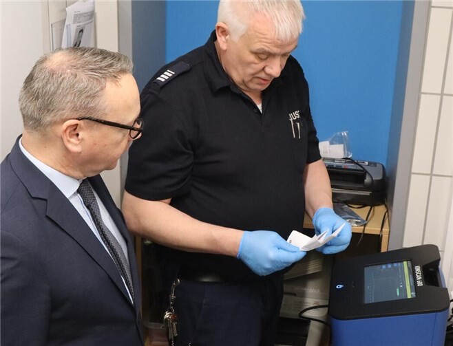 Peter Schoenenberg, Leiter der Sicherheitsgruppe, demonstrierte NRW-Justizminister Dr. Benjamin Limbach die Funktionsweise des neuen Drogenscanners in der JVA Rheinbach. Quelle: Justiz NRW