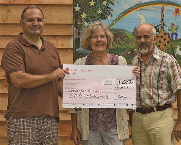 Peter Schumacher freute sich aus den Händen von Brigitte Thiele-Schledorn und Gert-Uwe Geerdts (v.l.n.r.) den Scheck entgegen nehmen zu dürfen. privat