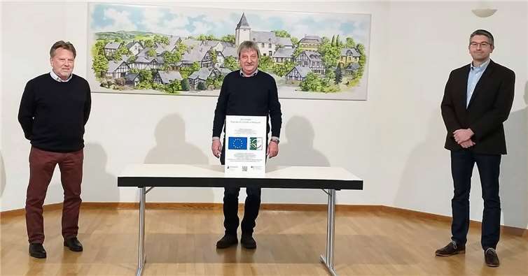 Förderung für Projekt „Wir sind Kirchspiel Anhausen“ Peter Schwarz, Ortsbürgermeister Heinz-Otto Zantop und Alex Rosenbauer (Fa. Computerrettung 24). Foto: privat