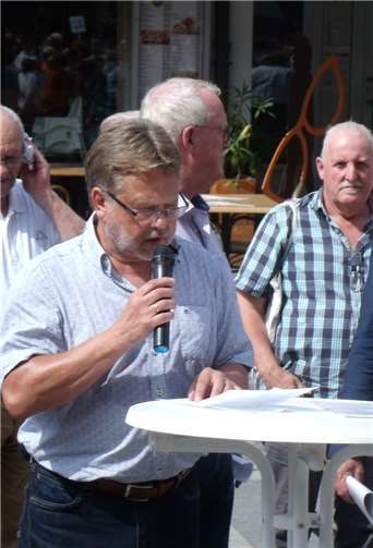 Peter Schwarz (Pulse of Europe) erinnerte an die Nazizeit und forderte Widerstand gegen rechten Terror.