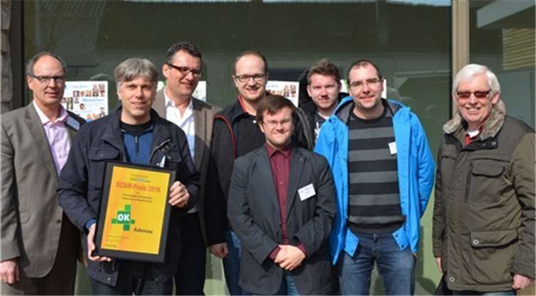 Peter Seuter (2.v.l.) der Vorsitzende des OK 4 Adenau und die Aktiven des Adenauer Bürgerfernsehens freuten sich gemeinsam mit Bürgermeister Arnold Hoffmann (1.v.l) und Christian Köllmer dem Geschäftsführer des Bildungszentrums für Bürgermedien (BZBM) über die Auszeichnung des Offenen Kanals Adenauprivat