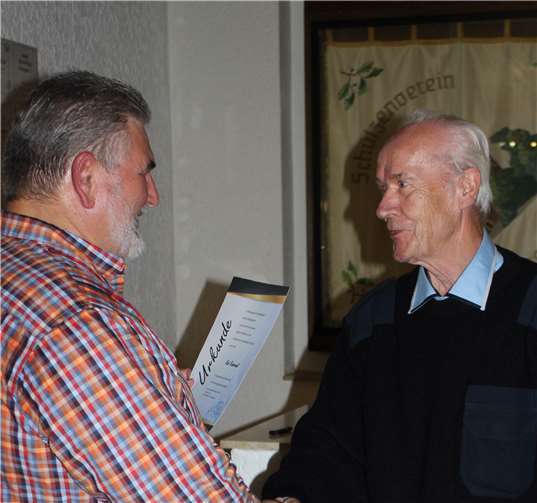 Peter Siegburger (li.,Vorsitzender) überreichte Rudi Razborsek (re., neues Ehrenmitglied) die Urkunde. Fotos: privat