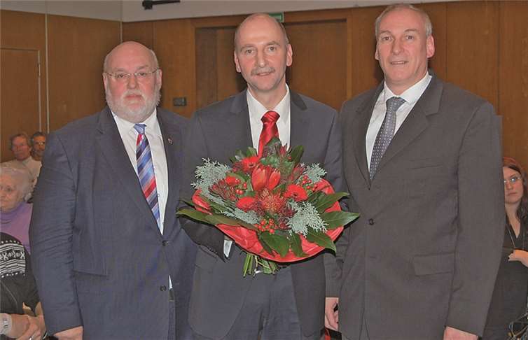 Peter Stäblein (Mitte) ist Stadtbürgermeisterkandidat der SPD Vallendar. Landtagsabgeordneter und Ortsvereinsvorsitzender Dieter Klöckner (l.) und Verbandsbürgermeister Fred Pretz (r.) gratulierten zur Wahl.privat