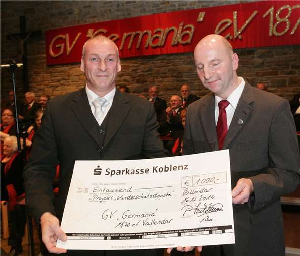 Peter Stäblein (r.) bei der Schecküberreichung an Fred Pretz (li.) vom Vorstand der Lottostiftung.privat