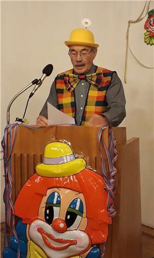 Peter Stockhausen bringt das Publikum im Gemeindehaus St. Barbara als Protokoller zum Lachen. Foto: privat