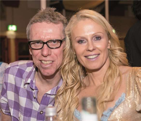 Peter Stöger und Ulrike Kriegler haben in kürzester Zeit die Herzen der Kölner Fans gewonnen. Er auf der Trainerbank beim 1. FC Köln, sie auf der Bühne. privat