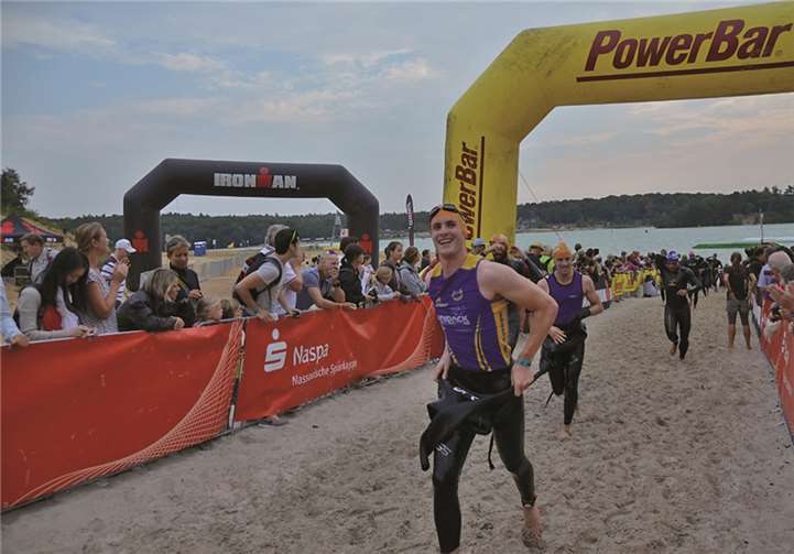 Peter Strohe beim ersten Wechsel nach der Disziplin Schwimmen. privat