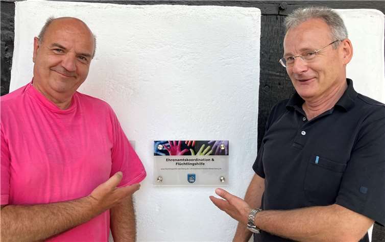 Peter Vorrenhagen (li.) und Uwe Heinrich (re.) vor dem Büro der Ehrenamtskoordination der Gemeinde Wachtberg im Köllenhof in Ließem. Foto: Gemeinde Wachtberg/ka