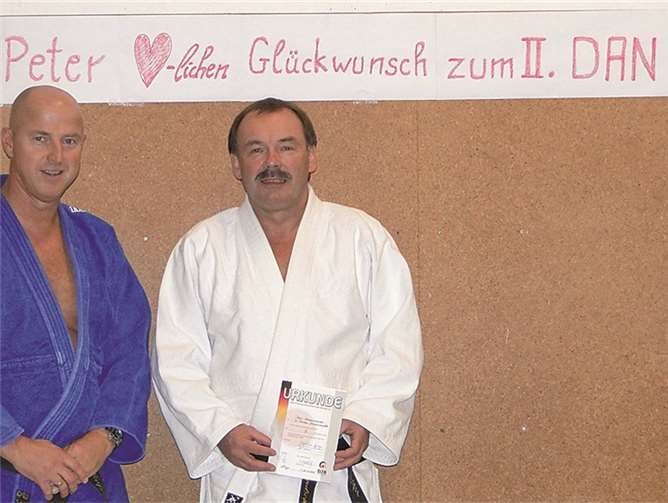 Peter Wandschneider hat die Prüfung zum 2. Dan bestanden.privat