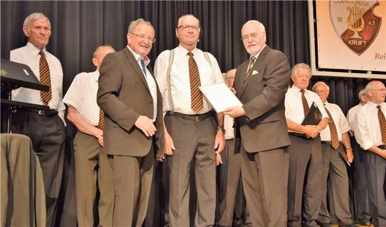Peter Weiler, Vorsitzender des Kreis-Chorverbandes Mayen e.V. (li.)und Karl Wolff, Präsident des Chorverbandes Rheinland-Pfalz (re.) zeichnetenverdiente Mitglieder des Gesangvereins Concordia mit Urkunden aus. PaulZieglowski (Mitte) wurde für seine langjährige Mitarbeit im Vorstand geehrt.