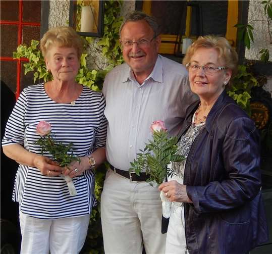Peter Weiler ehrte die Jubilare mit Übergabe der entsprechenden Nadel. privat