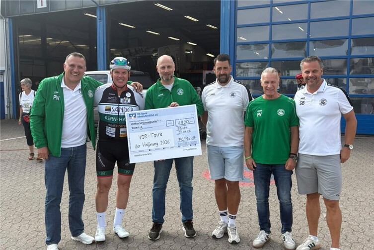 Peter Wilkes, Stephan Pistono, Kai Wagner, Frank Verhagen sowie Stefan Bernstädt bei der Scheckübergabe an Volker Jungbluth