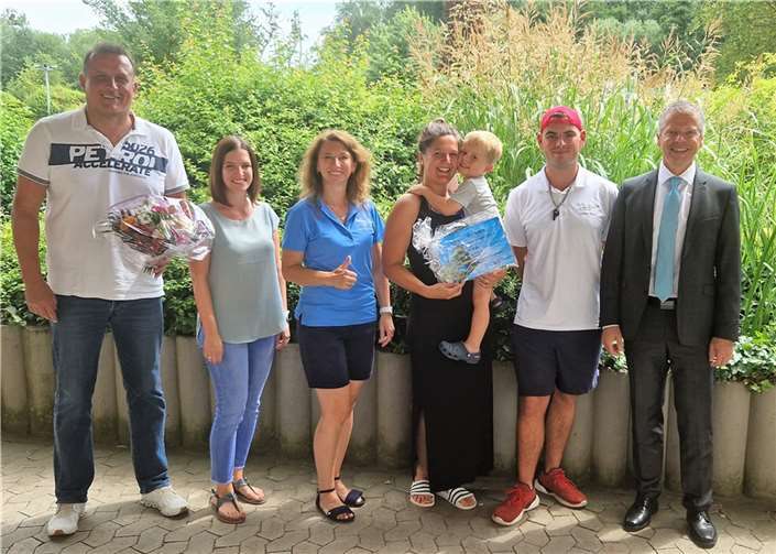 Peter Wilkes, stellv. Verbandsvorsteher; Daniela Friedrichs, stellv. Geschäftsführerin; Anna von Schmidt vom Kassenteam; Nicole Urmersbach mit Sohn Ben; Lukas Mohr, Fachangestellter für Bäderbetriebe und Geschäftsführer Oliver Fender bei der Ehrung. Foto: VG Pellenz