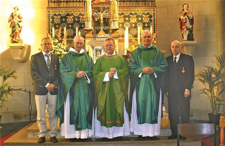 Peter Wölwer, Pater Drutmar, Pastor Ralf Birkenheier, Pater Zlatko und Wolfgang Schlich während des Festgottesdienstes in der Pfarrkirche St. Florinus (v.li.).