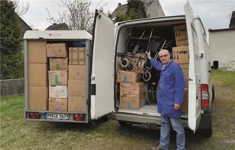 Peter Wölwer packte zum 90. Mal zahlreiche Hilfsgüter für seinen Transport nach Bosnien-Herzegowina. -FRE-