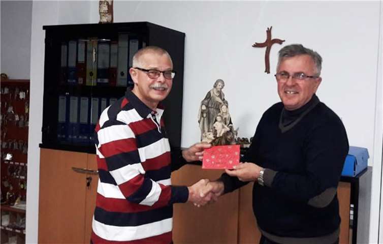 Peter Wölwer (re.) bei der Übergabe einer Weihnachts-Spende an den Direktor der Caritas Mostar, Diözesanpriester Ante Komadina. Foto: privat