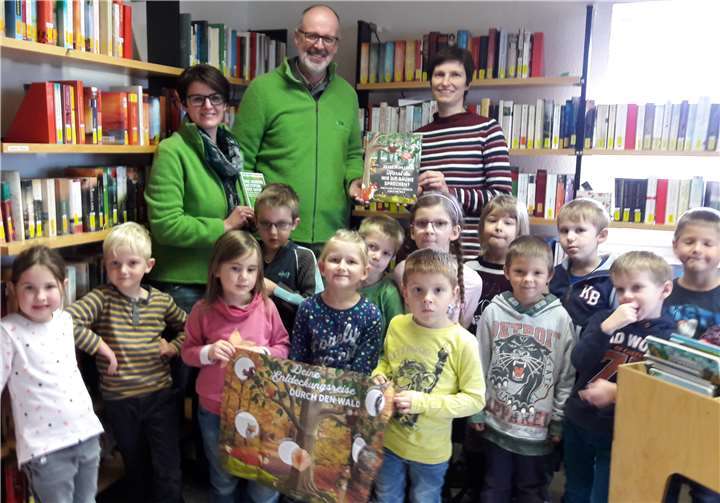 Peter Wohlleben von „Wohllebens Waldakademie“ besuchte mit seiner Kollegin Kerstin Manheller die Bibfit-Kinder und überreichte der Bücherei sein Kinderbuch „Hörst du wie die Bäume sprechen?“.