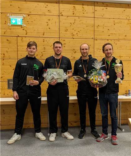 Peter Zwiener (ganz rechts) wurde zum zweiten Male nach 2015 wieder Sieger im Rundlauf-Wettbewerb.