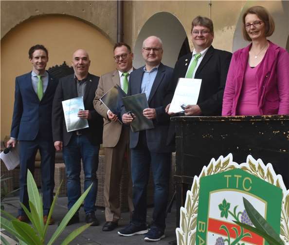 Peter Zwiener (links) und Alexandra Bierbrauer überreichten Ehrennadeln an vier verdiente Vereinsmitglieder. Fotos: HEP