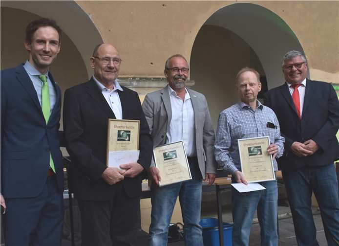 Peter Zwiener (links) und Michael Mahlert (von rechts) überreichten Ehrenurkunden an Friedhelm Paus, Gerhard Elsler und Jürgen Quatram.