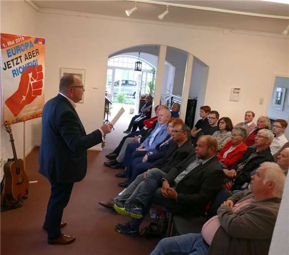 Maifeier mit altem Weggefährten Peter Zysik mit seinen Gastgebern und Gästen. Foto: privat