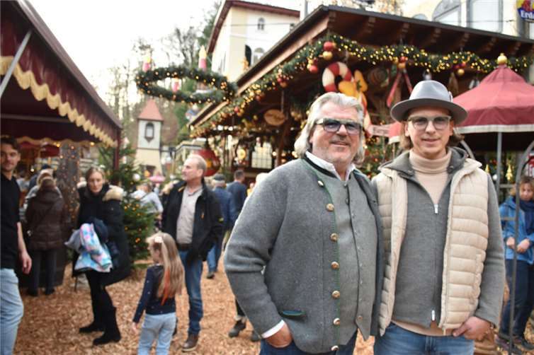 Peter (r.) und Roman (l.) Runkel betreiben und organisieren den nostalgischen Weihnachtsmarkt.