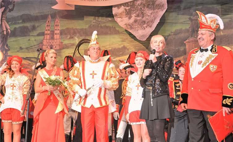 Peter und Christiane Ebeling (r.) übergaben ihren Nachfolgern die Insignien der närrischen Macht. UKO